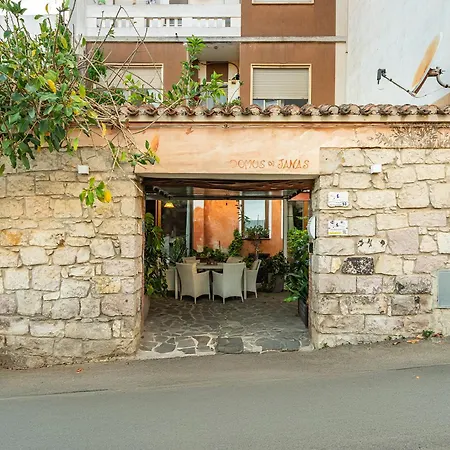 Domus De Janas Bed & Breakfast 3*